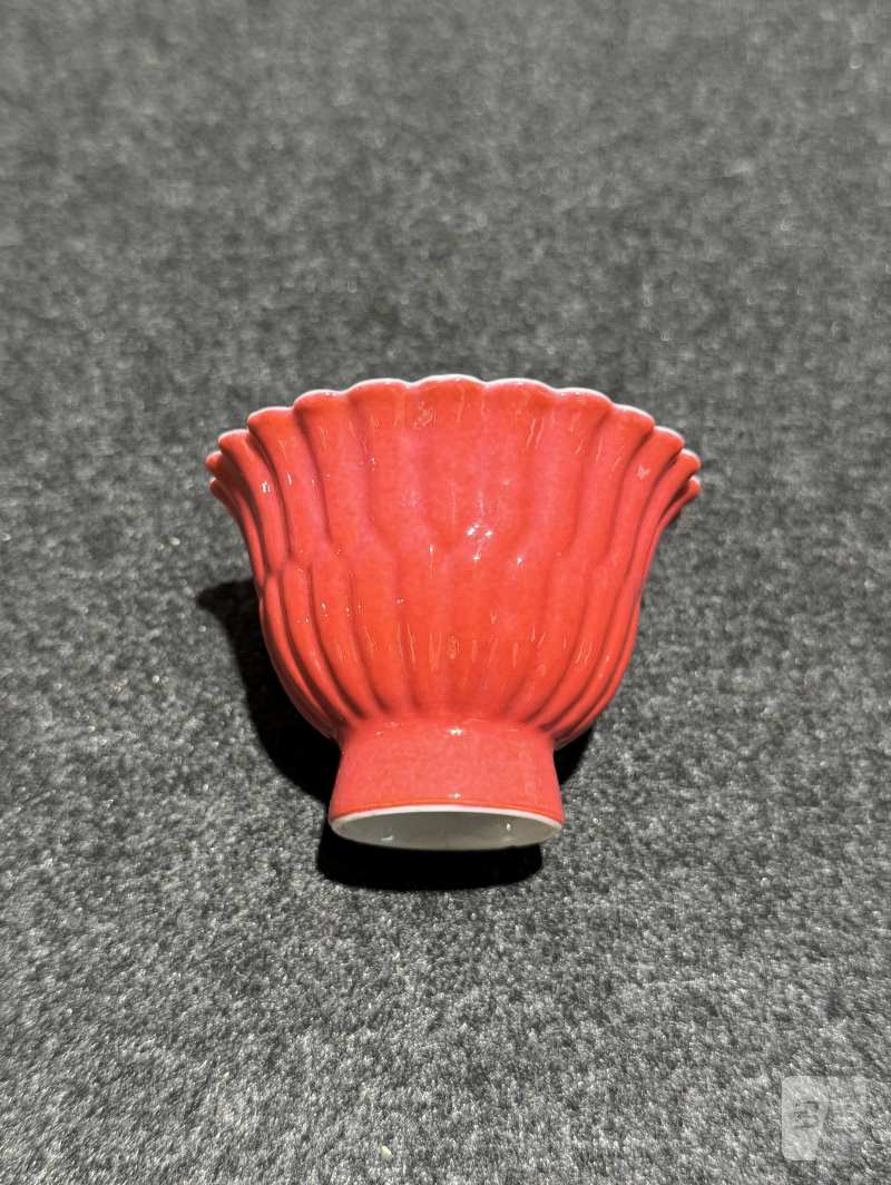 清雍正 胭脂红釉菊瓣杯 - 图3